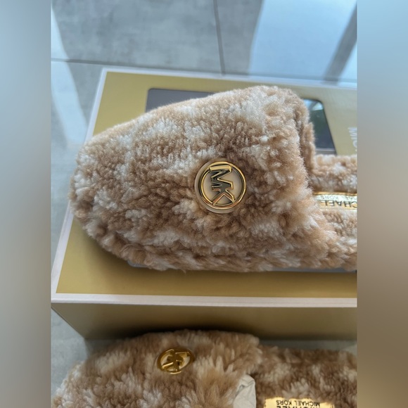 Brand new Michael Kors Alexis Closed Toe. Jacquard Faux Sherpa Slippers 7M/Camel - Picture 4 of 7
